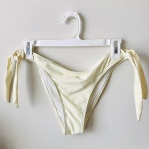 3/10$ Ivory bikini Bottoms